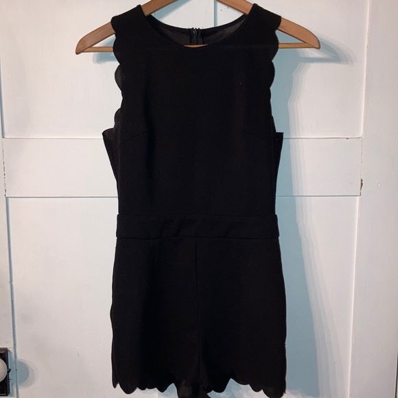 Black Romper Scalloped Edge Sleeveless Shorts Jumpsuit Semi Formal Size Small - Picture 2 of 8